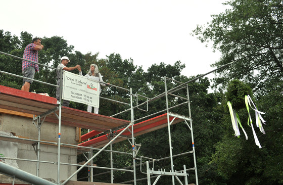 In luftiger Höhe: Richtfest für Wohnhaus Klosterwisch