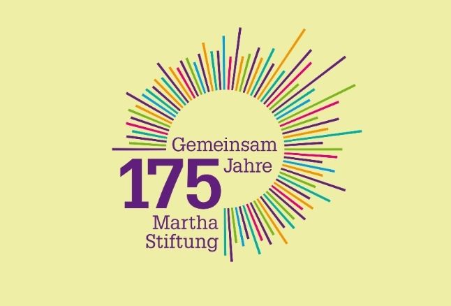 Jubiläumslogo der Martha Stiftung mit dem Schriftzug 'Gemeinsam. 175 Jahre Martha Stiftung' auf gelben Hintergrund. Der Schriftzug ist eingebunden in einen Kranz aus bunten Linien.