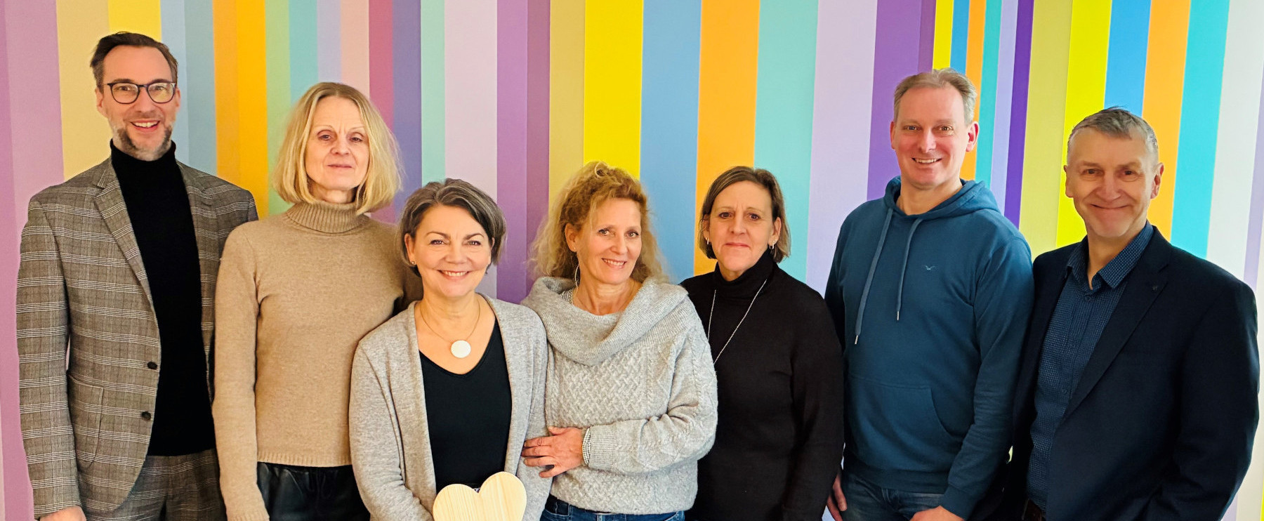 Rote Eingangst?r des Familienhafens mit dekorativer Girlande und dem Schild ?Familienhafen ? Ambulanter Kinderhospizdienst Hamburg?.