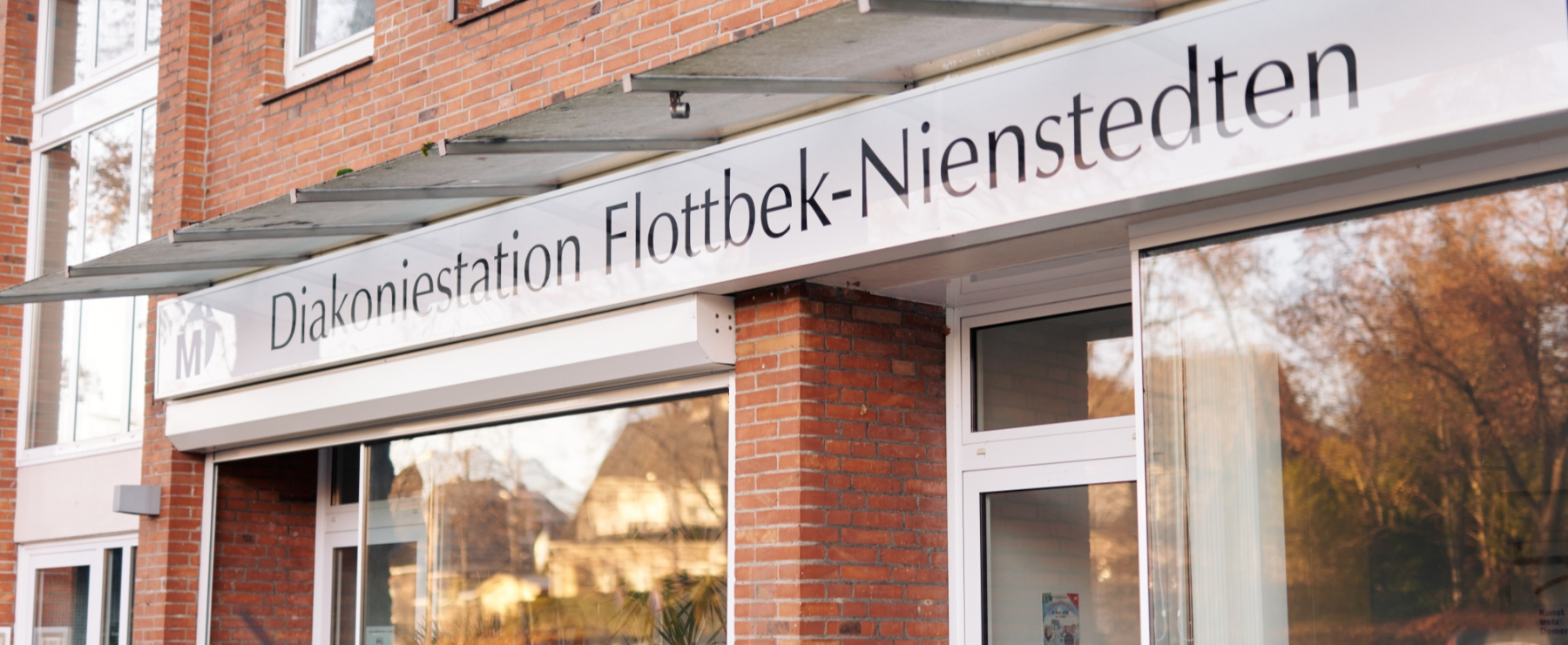 Die freundliche Eingangsfront der Diakoniestation Flottbek-Nienstedten im Bezirk Hamburg-Altona mit einladendem Eingangsbereich.