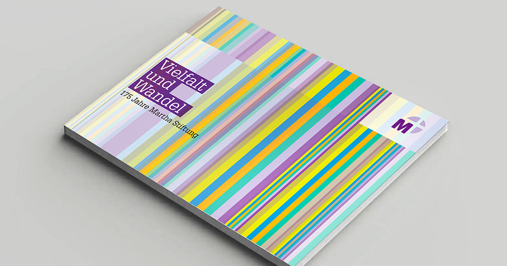 Jubiläumsbroschüre mit dem Titel „Vielfalt und Wandel – 175 Jahre Martha Stiftung“ in buntem, modernen Design.